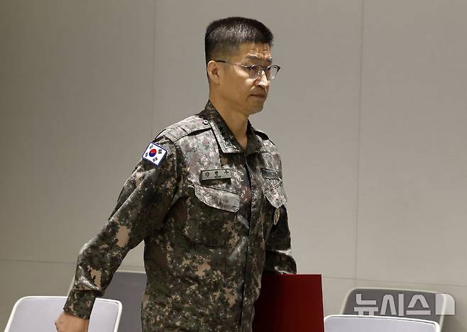 [서울=뉴시스] 김혜진 기자 = 강현우 합참 작전본부장이 30일 서울 용산구 국방부에서 비무장지대(DMZ) 지뢰 폭발 관련해 입장을 발표를 마치고 브리핑장을 나서고 있다. 2026.09.30. jini@newsis.com