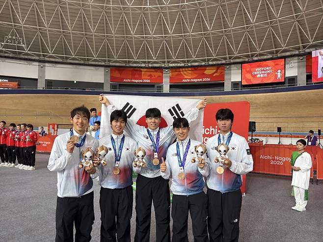 [서울=뉴시스] 한국 사이클 대표팀, 2026 아이치·나고야 아시안게임 사이클 트랙 남자 단체 추발에서 동메달 획득. (사진=대한사이클연맹 제공)