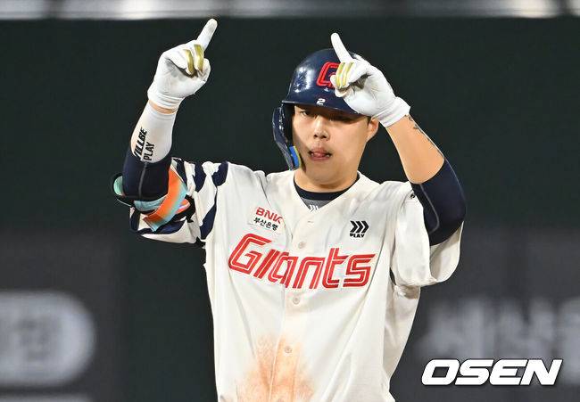 [OSEN=부산, 이석우 기자] 30일 부산 사직야구장에서 2026 신한 SOL KBO 리그 롯데 자이언츠와 키움 히어로즈의 경기가 열렸다. 홈팀 롯데는 로드리게스가, 방문팀 키움은 김성진이 선발 출전했다.롯데 자이언츠 고승민이 7회말 1사 1,2루 우익수 오른쪽 1타점 2루타를 치고 세리머니를 하고 있다. 2026.09.30 / foto0307@osen.co.kr