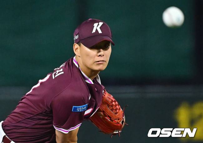 [OSEN=부산, 이석우 기자] 30일 부산 사직야구장에서 2026 신한 SOL KBO 리그 롯데 자이언츠와 키움 히어로즈의 경기가 열렸다. 홈팀 롯데는 로드리게스가, 방문팀 키움은 김성진이 선발 출전했다.키움 히어로즈 선발 투수 김성진이 역투하고 있다. 2026.09.30 / foto0307@osen.co.kr
