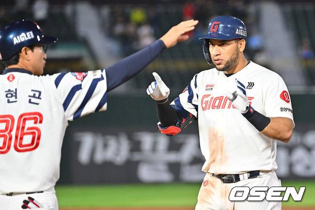 [OSEN=부산, 이석우 기자] 30일 부산 사직야구장에서 2026 신한 SOL KBO 리그 롯데 자이언츠와 키움 히어로즈의 경기가 열렸다. 홈팀 롯데는 로드리게스가, 방문팀 키움은 김성진이 선발 출전했다.롯데 자이언츠 레이예스가 8회말 2사 3루 우중간 1타점 안타를 치고 세리머니를 하고 있다. 2026.09.30 / foto0307@osen.co.kr