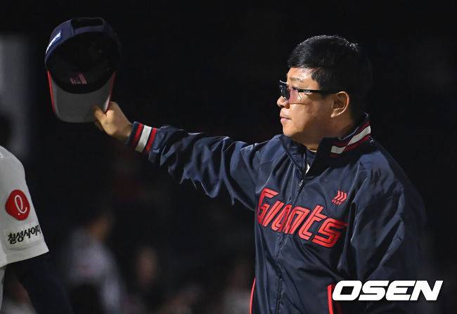 [OSEN=부산, 이석우 기자] 30일 부산 사직야구장에서 2026 신한 SOL KBO 리그 롯데 자이언츠와 키움 히어로즈의 경기가 열렸다. 홈팀 롯데는 로드리게스가, 방문팀 키움은 김성진이 선발 출전했다.롯데 자이언츠 김태형 감독이 키움 히어로즈에 8-6으로 승리한 후 팬들에게 감사 인사를 하고 있다. 2026.09.30 / foto0307@osen.co.kr