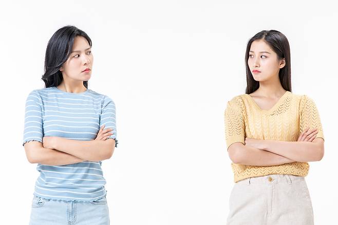두 여성이 팔짱을 낀 채 거리를 두고 있는 모습. 클립아트코리아