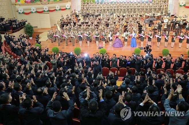 북한의 수소탄 성공 축하연 북한 조선중앙통신은 수소탄 시험 성공 기념 축하연에 김정은 위원장과 발사 관계자들이 참석했다고 2017년 9월10일 보도했다. 
[조선중앙통신 사진]