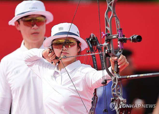 금메달을 위한 정조준 (오카자키[일본]=연합뉴스) 서대연 기자 = 30일 일본 아이치현 오카자키 중앙종합공원 다목적광장에서 열린 2026 아이치·나고야 아시안게임 양궁 컴파운드 혼성 단체 결승 한국 대 인도 경기. 한국 박정윤이 활시위를 당기고 있다. 2026.9.30 dwise@yna.co.kr