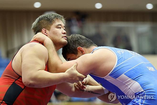 16강 경기 펼치는 김민석 (나고야=연합뉴스) 이동해 기자 = 30일 일본 나고야 이나에 스포츠센터에서 열린 2026 아이치·나고야 아시안게임 레슬링 남자 그로코로만형 130kg급 16강에서 한국 김민석이 우즈베키스탄 라파엘 치추아슈빌리와 경기를 펼치고 있다. 2026.9.30 eastsea@yna.co.kr