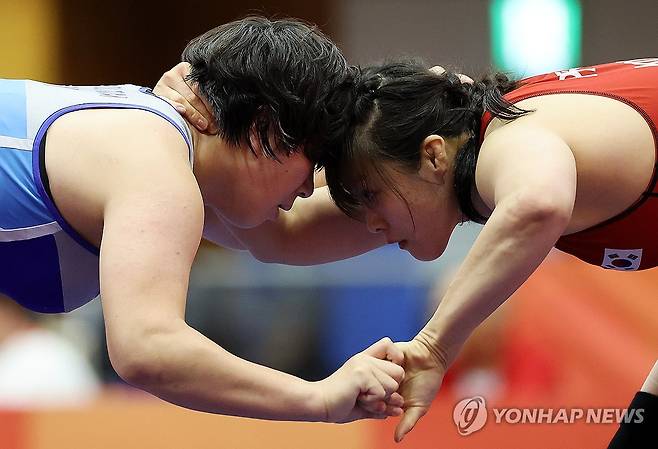 여자 레슬링도 남북 대결 (나고야=연합뉴스) 이동해 기자 = 30일 일본 나고야 이나에 스포츠센터에서 열린 2026 아이치·나고야 아시안게임 레슬링 여자 자유형 68kg급 8강 한국 박현영과 북한 박솔금이 경기를 펼치고 있다. 2026.9.30 eastsea@yna.co.kr