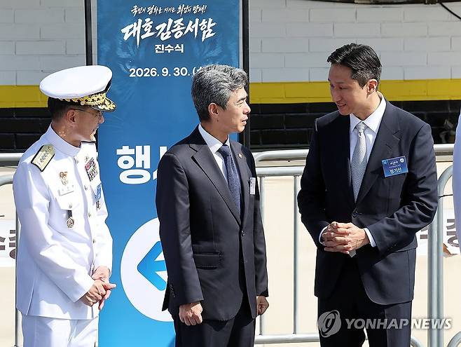 강신철 장관과 정기선 회장 (울산=연합뉴스) 한상균 기자 = 강신철 국방부 장관과 정기선 HD현대 회장이 30일 울산에서 열린 대호김종서함 진수식에서 대화하고 있다. 맨 왼쪽은 김경률 해군참모총장. 2026.9.30 [청와대통신사진기자단] xyz@yna.co.kr