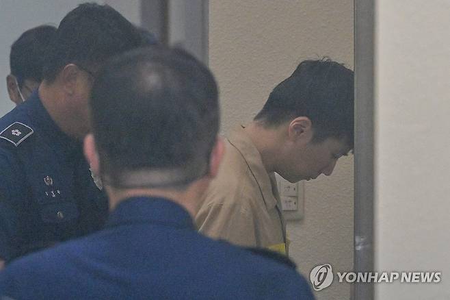 1심 선고 앞둔 장윤기 (전남광주=연합뉴스) 정다움 기자 = '여고생 살해범' 장윤기에 대한 선고 공판이 열리는 30일 오후 광주지방법원에서 성폭력범죄의 처벌 등에 관한 특례법상 강간살인 등 혐의로 구속 기소된 장윤기가 법정으로 출정하고 있다. 2026.9.30 [공동취재] daum@yna.co.kr