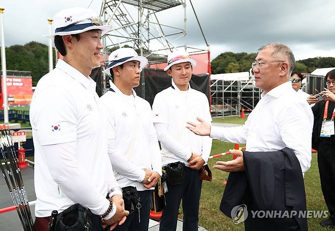 선수들 격려하는 정의선 회장 (오카자키[일본]=연합뉴스) 윤동진 기자 = 30일 일본 아이치현 오카자키 중앙종합공원 다목적광장에서 열린 2026 아이치·나고야 아시안게임 양궁 컴파운드 남자 단체 동메달 결정전이 끝난 뒤 정의선 현대차그룹 회장이 메달 획득에 실패한  최은규, 최용희, 김종호를 격려하고 있다. 2026.9.30 mon@yna.co.kr