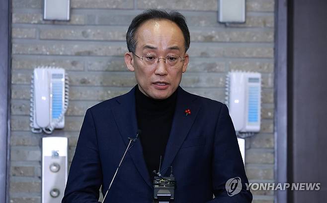 비상계엄 선포 이튿날 새벽 여의도 당사에서 입장 발표하는 추경호 당시 국민의힘 원내대표 [연합뉴스 자료사진. 재판매 및 DB 금지]