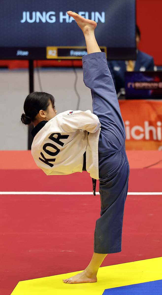 1일 일본 아이치현 도요하시 체육관에서 열린 2026 아이치·나고야 아시안게임 태권도 여자 품새 결승 경기. 한국 정하은이 품새 동작을 절도있게 경연하고 있다. 이날 경기에서 정하은은 금메달을 차지했다. 연합