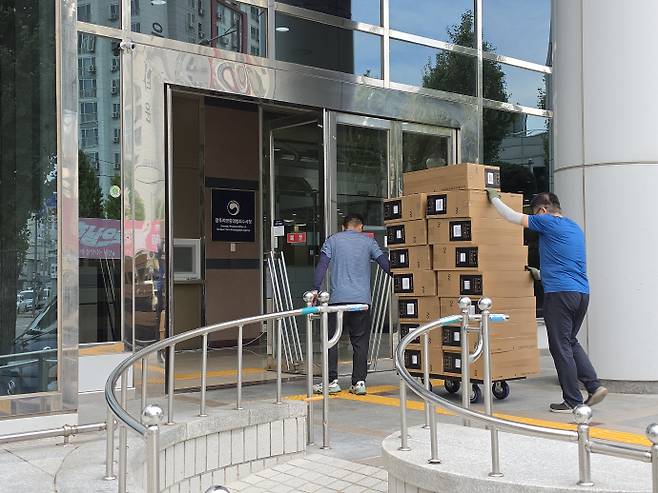 중대범죄수사청 개청을 하루 앞둔 1일 광주지방중대범죄수사청에서 관계자들이 모니터 등 전산 장비를 옮기며 개청 준비를 하고 있다. /서강원 기자 sgw@namdonews.com