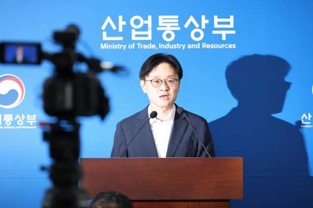 김정관 산업통상부 장관이 1일 정부세종청사에서 도널드 트럼프 미국 대통령이 발표한 한국의 대미 투자 프로젝트를&nbsp; 설명하고 있다. [사진=연합뉴스]