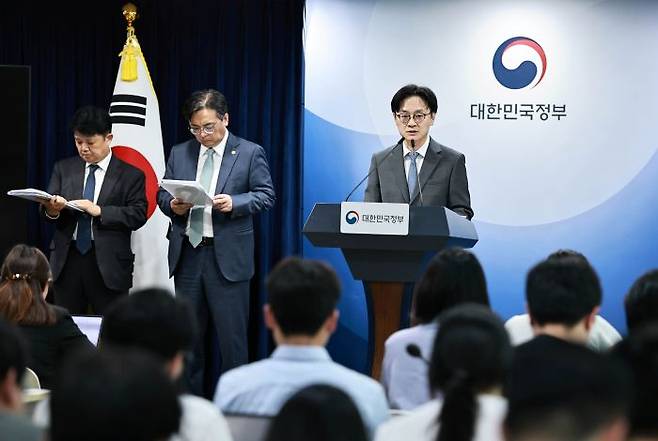 김정관 산업통상부 장관은 지난 22일 정부서울청사에서 대미투자와 관련해 기자들의 질문에 답하고 있다. / 사진 제공=산업부