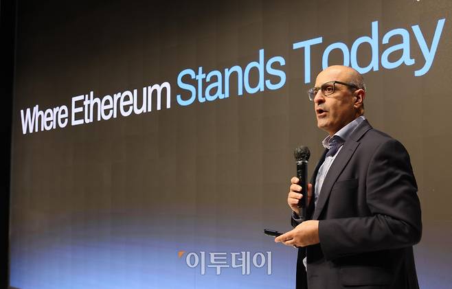 조셉 샬롬(Joseph Chalom) 샤프링크 최고경영자(CEO)가 1일 서울 강남구 엘리에나호텔에서 열린 ‘ETH CONNECT 2026’에서 기조연설을 하고 있다. 이투데이·넥스블록·언디파인드랩스(Undefined Labs)가 주최한 ETH CONNECT 2026은 국내 금융기관과 글로벌 이더리움 기업이 만나 실제 사업 협력 방안을 논의하기 위해 마련됐다. 토큰화 자산을 어떤 금융상품으로 만들고 거래할지, 금융기관이 블록체인을 활용하려면 어떤 기술과 규제가 필요한지 등을 살펴본다. 기술 소개를 넘어 공동 사업으로 이어질 접점을 찾는 것이 목표다. 신태현 기자 holjjak@(이투데이DB)