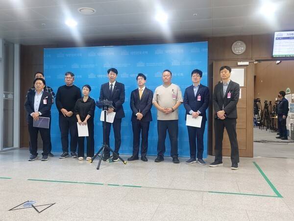 이훈기 의원(오른쪽에서 다섯 번째)이 30일 '주가 누르기 방지법'의 조속한 입법을 촉구하는 기자 회견을 마친 후 언론 대상 질의 응답을 진행하고 있다. / 사진=박민규 기자