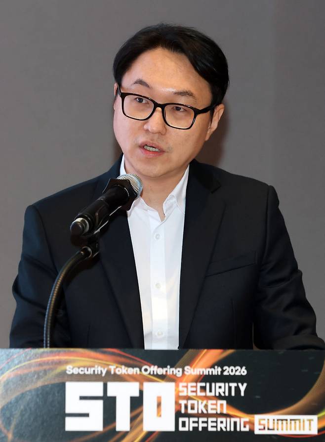 [이데일리 방인권 기자] 황인무 ADDX 공동 창업자 겸 그룹 매니징 디렉터가 1일 서울 여의도 한국거래소에서 열린 ‘2026 이데일리 STO 써밋’에서 '토큰화된 비상장 자산을 위한 글로벌 마켓플레이스 구축'이란 주제로 발표를 하고 있다. 올해로 4회쨰를 맞이한 ‘이데일리 STO 써밋’은 한국 토큰증권(STO) 시장의 본격적인 개화를 앞두고 글로벌 STO·RWA(실물자산 토큰화) 시장의 주요 인사들이 한자리에 모여 토큰화 금융이 바꿔놓을 자본시장의 미래를 조망하기 위해 마련됐다.