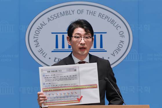 국민의힘 주진우 의원이 30일 국회 소통관에서 이재명 대통령이 엑스(X·옛 트위터)에 올린 청와대 일일 종합상황 보고 문건에 '선관위 특검 올림픽공원 핸드볼경기장 내 투표용지' 문구가 적혀 있다며 의혹 제기 기자회견을 하고 있다. 〈사진=연합뉴스〉