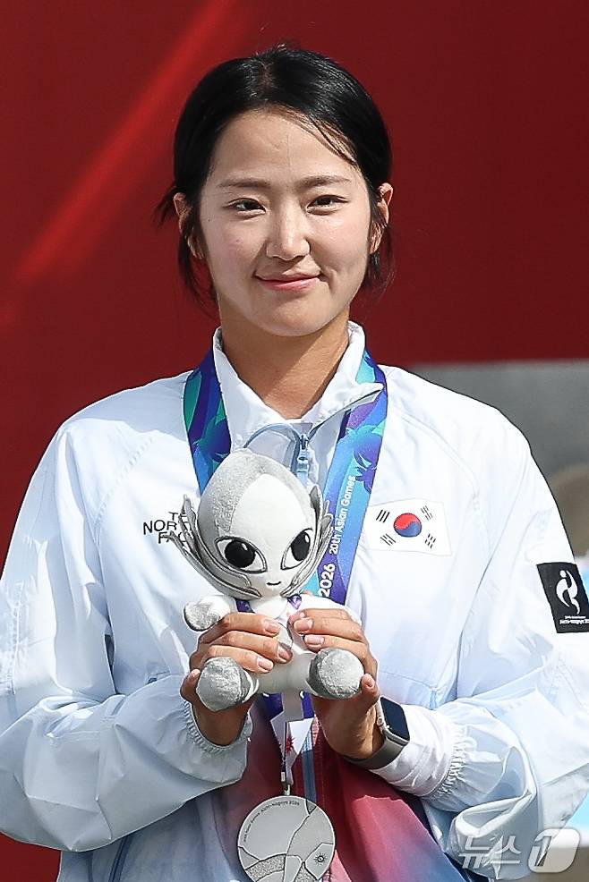 대한민국 박정윤이 30일 일본 오카자키 중앙종합공원 다목적광장에서 열린 2026 아이치·나고야 아시안게임 양궁 컴파운드 혼성 단체전 시상식에서 은메달을 목에 걸고 있다. 2026.9.30 ⓒ 뉴스1 안은나 기자