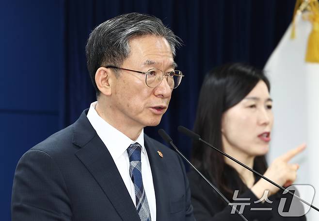 정성호 전 법무부 장관이 23일 서울 종로구 정부서울청사에서 정부가 미국계 사모펀드 엘리엇을 상대로 한 국제투자분쟁(ISDS) 사건 중재 판정의 영국 법원 취소소송에서 승소한 것과 관련한 브리핑을 하고 있다. 2026.2.23 ⓒ 뉴스1 김민지 기자