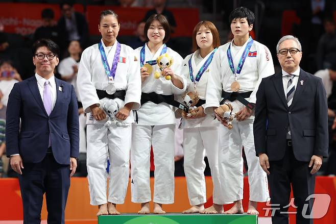 대한민국 허미미가 1일 일본 아이치 인터내셔널 아레나에서 열린 2026 아이치·나고야 아시안게임 유도 여자 57kg급 결승 시상식에서 금메달을 들고 기뻐하고 있다. 사진 오른쪽은 동메달을 획득한 김현아. 2026.10.1 ⓒ 뉴스1 김민지 기자
