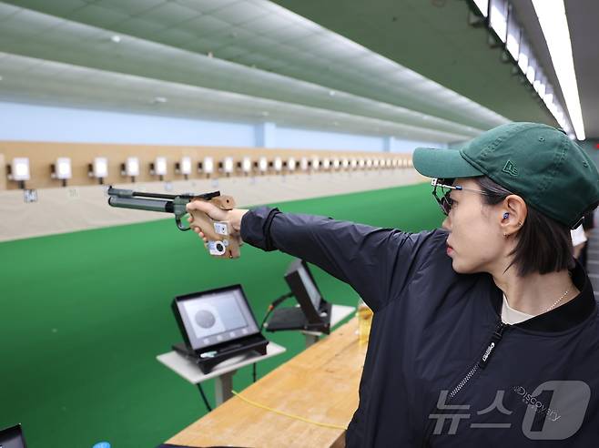 2024 파리올림픽 은메달리스트 김예지가 22일 전남 나주 전남국제사격장에서 열린 '제54회 봉황기 전국사격대회'에서 과녁을 조준하고 있다. 이날 경기에서 김예지는 공기권총 단체1위, 개인 1위를 기록했다. (대한사격연맹 제공) 2024.8.22 ⓒ 뉴스1