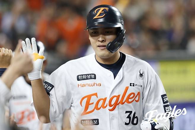 한화 한지윤이 9일 대전 한화생명 볼파크에서 열린 2026 KBO리그 LG전에서 만루홈런을 터뜨린 뒤 동료들과 하이파이브를 하고 있다. 사진 | 한화 이글스