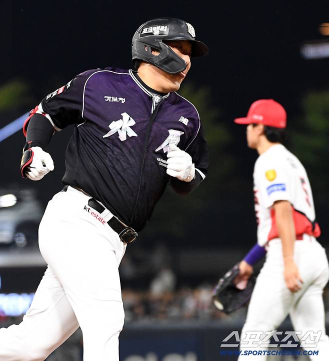 29일 광주 기아챔피언스필드에서 열린 KIA와 KT의 경기. 2회초 2사 만루 KT 김현수 만루포를 날린 뒤 환호하고 있다. 광주=박재만 기자 pjm@sportschosun.com/2026.09.29/