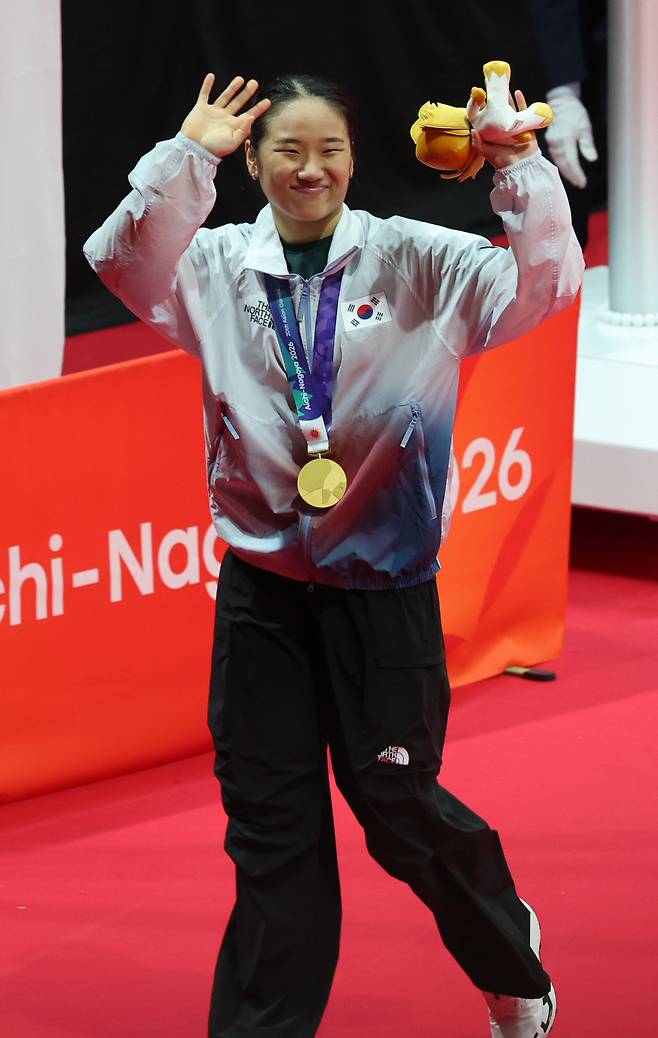 안세영 보유국 대한민국

    (이치노미야[일본]=연합뉴스) 임화영 기자 = 29일 일본 아이치현 이치노미야 시립체육관에서 열린 2026 아이치·나고야 아시안게임 배드민턴 여자 단식 결승에서 금메달을 획득한 대한민국 안세영이 금메달을 목에 걸고 시상식장을 나서고 있다.  2026.9.29

    dwise@yna.co.kr

(끝)





<저작권자(c) 연합뉴스, 무단 전재-재배포, AI 학습 및 활용 금지>