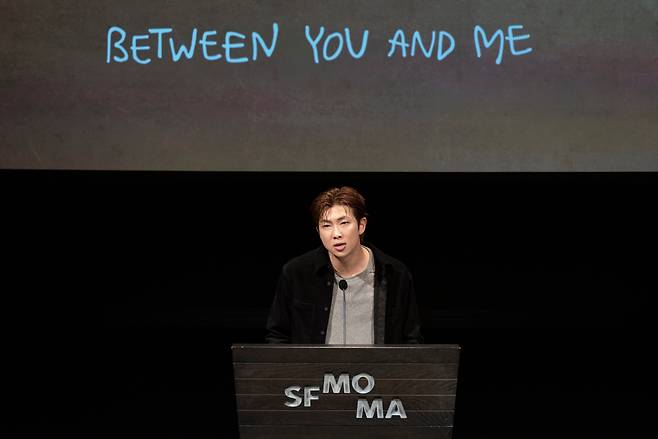 29일(현지 시각) 샌프란시스코 현대미술관에서 열린 미디어 프리뷰에서 RM이 인사말을 하고 있다. /AP 연합뉴스