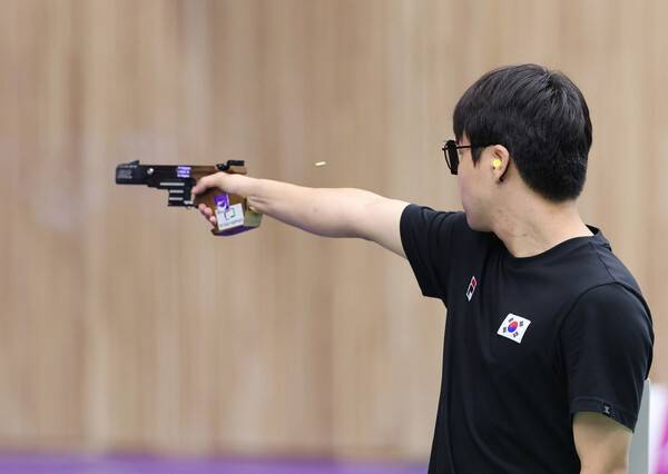 이건혁이 1일 일본 아이치현 종합사격장에서 열린 2026 아이치·나고야 아시안게임 사격 남자 25ｍ 속사권총 개인전 결선에서 조준하고 있다. 나고야/연합뉴스