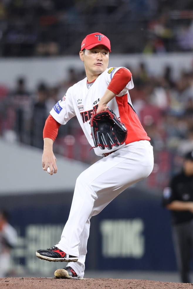 30일 광주 KT전 9회 결승 홈런을 허용한 전상현의 투구 모습. KIA 제공