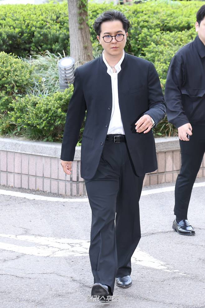 사회복무요원 근무 중 ‘부실 복무’ 혐의로 재판에 넘겨진 그룹 위너 멤버 송민호의 첫 공판이 21일 서울 마포구 서울서부지방법원에서 열렸다. 서병수 기자 qudtn@edaily.co.kr /2026.04.21/