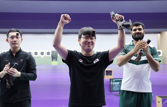 남자 사격 25m 속사권총 국가대표 이건혁이 아시안게임(AG) 2관왕에 올랐다.&nbsp;<YONHAP PHOTO-5494> 이건혁, 속사권총 금메달(도요타[일본]=연합뉴스) 임화영 기자 = 1일 일본 아이치현 종합사격장에서 열린 2026 아이치·나고야 아시안게임 사격 남자 25ｍ 속사권총 개인전에서 슛오프 끝에 금메달을 차지한 한국 이건혁이 기뻐하고 있다. 2026.10.1hwayoung7@yna.co.kr/2026-10-01 16:24:49/<저작권자 ⓒ 1980~2026 ㈜연합뉴스. 무단 전재 재배포 금지, AI 학습 및 활용 금지>