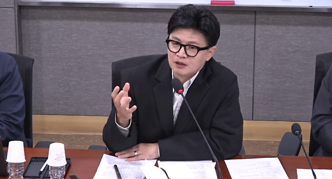 한동훈 무소속 의원이 1일 국회에서 열린 ‘개정 형사소송법 시행 D-1 검찰 폐지, 내일부터 지옥문이 열린다’ 토론회에서 발언하고 있다. (한동훈 유튜브 캡처)