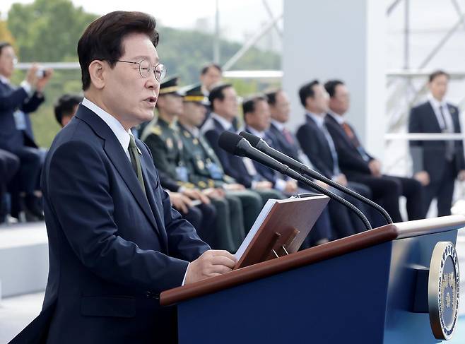 이재명 대통령이 1일 충남 계룡시 계룡대 활주로에서 열린 건군 제78주년 국군의 날 기념행사에서 기념사를 하고 있다.[청와대사진기자단]