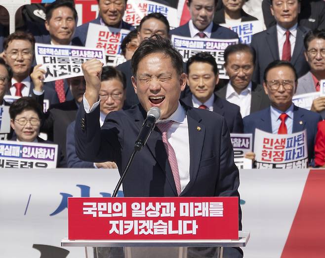 김태규 국민의힘 의원이 지난 22일 국회 본청 앞에서 열린 ‘이재명 정권 실정 대국민 보고대회’에서 검찰과 사법 분야 연설을 마친 뒤 이 대통령 재판 재개를 촉구하는 구호를 외치고 있다. 연합뉴스