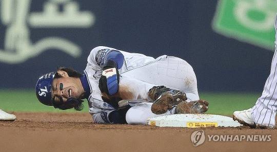 2024년에도 2루에서 부상당했던 구자욱 [연합뉴스 자료사진]