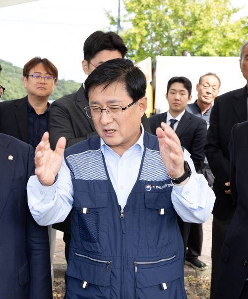 김성환 기후부 장관이 1일 충북 청주 대청 수열에너지 클러스터 조성 예정지를 방문해 사업 현황을 점검하고 있다.  기후에너지환경부