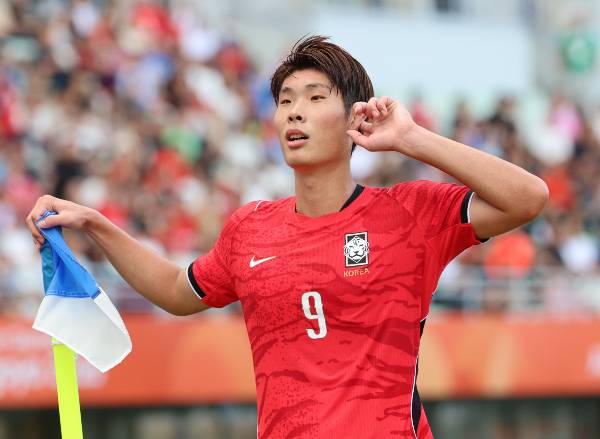 한국 남자 축구 대표팀이 중국을 2대 1로 꺾고 결승에 진출해, 승부차기 혈투 끝에 올라온 개최국 일본과 3대회 연속 아시안게임 금메달을 놓고 한일전을 치른다. 사진은 지난달 30일(현지시각) 일본 오사카 나가이 스타디움에서 열린 2026 아이치·나고야 아시안게임 남자 축구 준결승 한국과 중국의 경기, 전반 한국 이영준이 팀의 첫 번째 골을 넣고 세리머니 하는 모습./사진=뉴시스