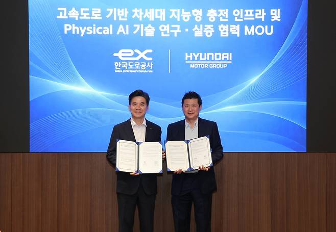 30일 현대자동차 본사에서 조성민(왼쪽) 한국도로공사 도로교통연구원장과 정호근 현대자동차그룹 미래전략본부장이 업무협약 체결 후 기념 촬영을 하고 있다.[한국도로공사 제공]