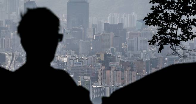 서울 중구 남산공원에서 바라본 강남·서초 일대의 아파트 단지의 모습. 윤창빈 기자