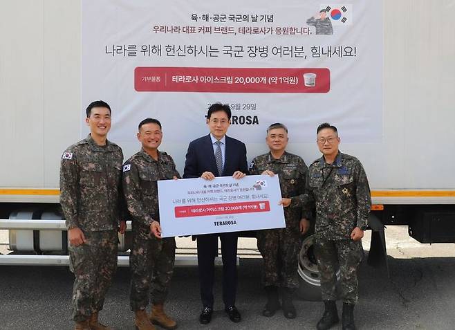 (왼쪽부터)육군 동해안군수지원단장 박순국 대령, 육군 3군수지원여단장 이병석 준장, 김의열 테라로사 대표이사, 해군 1함대사 군수전대장 박종화 대령, 공군 18전투비행단 작전지원전대장 이정우 대령이 기념촬영을 하고 있다. (사진=테라로사 제공) *재판매 및 DB 금지