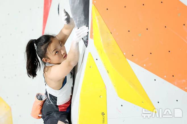 [나고야(일본)=뉴시스] 황준선 기자 = 1일(현지 시간) 일본 아이치현 나고야 국제 전시장에서 열린 2026 아이치·나고야 아시안게임 스포츠클라이밍 여자 볼더 결승에서 한국 서채현이 문제를 풀고 있다. 2026.10.01. hwang@newsis.com