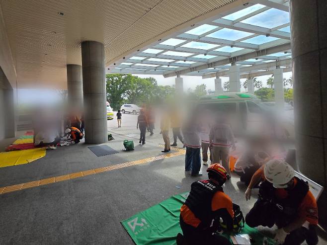 제주 한 5성급 호텔에서 수영장 소독약을 잘못 섞어 발생한 염소가스로 투숙객들이 메스꺼움 등을 호소해 소방당국이 조치하는 상황. 제주소방안전본부 제공