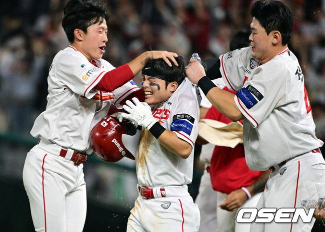[OSEN=인천, 조은정 기자]프로야구 SSG 랜더스가 LG 트윈스에 끝내기 승리를 거뒀다. SSG는 30일 인천 SSG랜더스필드에서 열린 2026 KBO리그 LG와 경기에서 3-0으로 뒤진 9회말 4점을 뽑아 짜릿한 4-3 끝내기로 승리했다. SSG 정준재가 끝내기 적시타를 날린 뒤 축하를 받고 있다. 2026.09.30 /cej@osen.co.kr