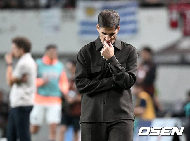[OSEN= 서울월드컵경기장, 이대선 기자] 로베르트&nbsp;모레노 임시 감독이 이끄는 대한민국 축구 국가대표팀은 28일 서울월드컵경기장에서 디에고 포를란 감독이 지휘하는 우루과이와 A매치 맞대결을 치러 1-4로 대패했다.이로써 모레노 감독은 지난 에콰도르전 3-0 완승 분위기를 이어기는 데 실패했다. 부임 2경기 만에 남미 강호 우루과이를 만나 1-4로 무너졌다.후반 한국 로베르토 모레노 감독이 생각에 잠겨 있다. 2026.09.28 / sunday@osen.co.kr