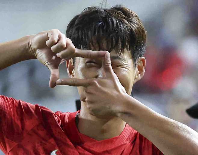 지난 9월 24일 경기 수원시 팔달구 수원월드컵경기장에서 열린 하나은행 초청 대한민국 축구 국가대표팀 친선경기 대한민국 대 에콰도르의 경기 후반 손흥민이 추가골을 넣고 세리머니를 하고 있다. 뉴시스