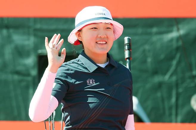 대한민국 강연서가 1일 일본 오카자키 중앙종합공원 다목적광장에서 열린 2026 아이치·나고야 아시안게임 양궁 컴파운드 여자 개인전 동메달 결정전에서 대한민국 박정윤을 상대로 승리 후 기뻐하고 있다. 오카자키=뉴스1
